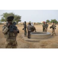 Un soldat du 13e bataillon de chasseurs alpins (BCA) sécurise le périmètre d'inspection d'un puits à Inatès, au Niger.