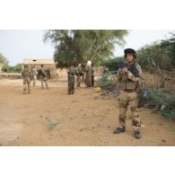 Un soldat du 7e bataillon de chasseurs alpins (BCA) sécurise le périmètre de la reconnaissance d'Inatès, au Niger.