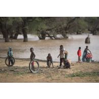 Des enfants jouent près d'un étang à Inatès, au Niger.
