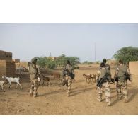 Le capitaine Thibault du 13e bataillon de chasseurs alpins (BCA) et le lieutenant Robert des actions civilo-militaires (CIMIC) reconnaissent le village d'Inatès, au Niger.