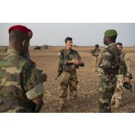 Le capitaine Thibault du 13e bataillon de chasseurs alpins (BCA) se coordonne avec les lieutenants nigériens Issifi Mahamane et Aboubacar Kaoussy pour la reconnaissance d'Inatès, au Niger.