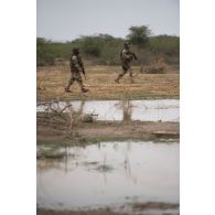 Le capitaine Fabien et le capiral-chef Luke du commando parachutiste de l'air n°20 (CPA 20) sécurisent le périmètre de la reconnaissance d'Inatès, au Niger.