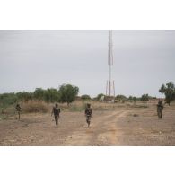 Des commandos parachutistes de l'air n°20 (CPA 20) patrouillent aux côtés de soldats nigériens pour la sécurisation du périmètre de la reconnaissance d'Inatès, au Niger.
