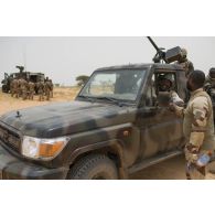 Le caporal-chef Luke du commando parachutiste de l'air n°20 (CPA 20) prend contact avec des soldats nigériens dans la région d'Inatès, au Niger.