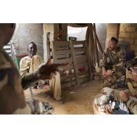 Le capitaine Fabien du commando parachutiste de l'air n°20 (CPA 20) discute avec le chef du village de Goudel dans la région de Niamey, au Niger.
