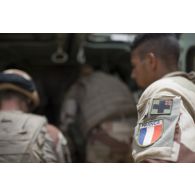 Une équipe médicale porte secours à un blessé à bord d'un véhicule de l'avant blindé sanitaire (VAB SAN) près d'Ayorou, au Niger.