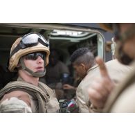 Une équipe médicale porte secours à un blessé à bord d'un véhicule de l'avant blindé sanitaire (VAB SAN) près d'Ayorou, au Niger.