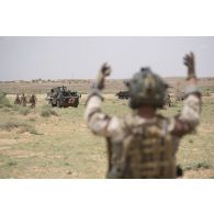 Une équipe médicale évacue des soldats blessés à bord d'un véhicule de l'avant blindé sanitaire (VAB SAN) jusqu'à une zone de poser d'hélicoptères (ZPH) près d'Ayorou, au Niger.