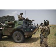 Une équipe médicale évacue des soldats blessés à bord d'un véhicule de l'avant blindé sanitaire (VAB SAN) jusqu'à une zone de poser d'hélicoptères (ZPH) près d'Ayorou, au Niger.