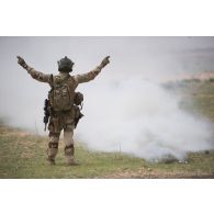 Un joint terminal attack controller (JTAC) du commando parachutiste de l'air n°20 (CPA 20) guide le poser d'un hélicoptère pour une évacuation sanitaire près d'Ayorou, au Niger.