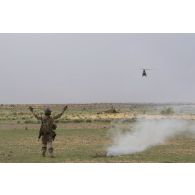 Un joint terminal attack controller (JTAC) du commando parachutiste de l'air n°20 (CPA 20) guide le poser d'un hélicoptère Puma SA-330B pour une évacuation sanitaire près d'Ayorou, au Niger.