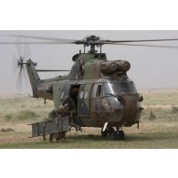 L'équipe médicale de la force de réaction rapide (FRR) déploie des brancards pour l'évacuation de soldats par un hélicoptère Puma SA-330B près d'Ayorou, au Niger.