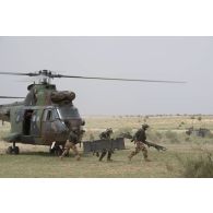 L'équipe médicale de la force de réaction rapide (FRR) déploie des brancards pour l'évacuation de soldats par un hélicoptère Puma SA-330B près d'Ayorou, au Niger.