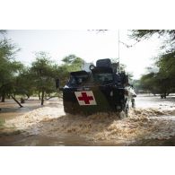 Un véhicule de l'avant blindé sanitaire (VAB SAN) franchit une zone inondée entre Inatès et Ayorou, au Niger.