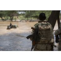 Des gardes nationaux nigériens tirent leur pick-up hors de l'eau pour le franchissement d'une zone inondée entre Inatès et Ayorou, au Niger.