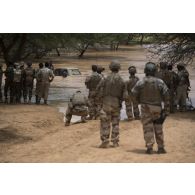 Des gardes nationaux nigériens tirent leur pick-up hors de l'eau pour le franchissement d'une zone inondée entre Inatès et Ayorou, au Niger.