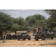 Un véhicule de l'avant blindé (VAB) et un véhicule léger rapide de l'avant (VLRA) tractent les véhicules nigériens pour le franchissement d'une zone inondée entre Inatès et Ayorou, au Niger.