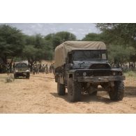 Un véhicule léger de reconnaissance et d'appui (VLRA) nigérien tracte un pick-up pour le franchissement d'une zone inondée entre Inatès et Ayorou, au Niger.