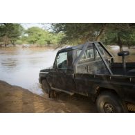 Un pick-up nigérien franchit une zone inondée entre Inatès et Ayorou, au Niger.
