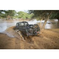 Un pick-up nigérien franchit une zone inondée entre Inatès et Ayorou, au Niger.