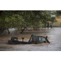Un pick-up nigérien franchit une zone inondée entre Inatès et Ayorou, au Niger.