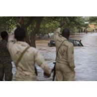 Un pick-up nigérien franchit une zone inondée entre Inatès et Ayorou, au Niger.