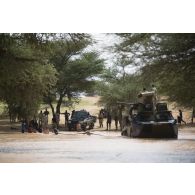 Un véhicule de l'avant blindé (VAB) tracte un pick-up nigérien pour le franchissement d'une zone inondée entre Inatès et Ayorou, au Niger.