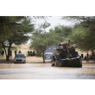 Un véhicule de l'avant blindé (VAB) tracte un pick-up nigérien pour le franchissement d'une zone inondée entre Inatès et Ayorou, au Niger.