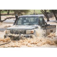 Tractage d'un pick-up nigérien pour le franchissement d'une zone inondée entre Inatès et Ayorou, au Niger.