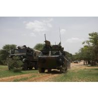 Des véhicules de l'avant blindés (VAB) stationnent en colonne après le franchissement d'une zone inondée entre Inatès et Ayorou, au Niger.