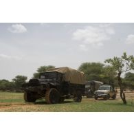 Un véhicule léger de reconnaissance et d'appui (VLRA) nigérien tracte un pick-up pour le franchissement d'une zone inondée entre Inatès et Ayorou, au Niger.