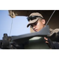 Un soldat du 7e bataillon de chasseurs alpins (BCA) monte une mitrailleuse Browning M2 de 12,7 mm à bord de son véhicule de l'avant blindé (VAB) à Tillabéri, au Niger.