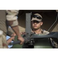 Des soldats du 7e bataillon de chasseurs alpins (BCA) montent une mitrailleuse Browning M2 de 12,7 mm à bord de leur véhicule de l'avant blindé (VAB) à Tillabéri, au Niger.