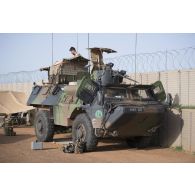 Des soldats du 7e bataillon de chasseurs alpins (BCA) montent une mitrailleuse Browning M2 de 12,7 mm à bord de leur véhicule de l'avant blindé (VAB) à Tillabéri, au Niger.