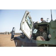 Une équipe médicale se prépare à partir en mission à bord de son véhicule de l'avant blindé sanitaire (VAB SAN) à Tillabéri, au Niger.