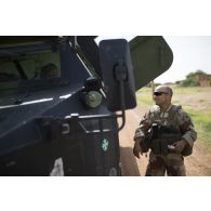 Des soldats d'une équipe médicale attendent autour de leur véhicule de l'avant blindé sanitaire (VAB SAN) l'arrivée des soldats nigériens pour partir en mission à Tillabéri, au Niger.