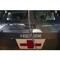 Un véhicule de l'avant blindé sanitaire (VAB SAN) part en mission à Tillabérie, au Niger.