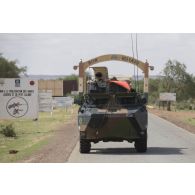 Un véhicule de l'avant blindé (VAB) de la compagnie de commandement et de transmissions (CCT) de la 2e brigade blindée (BB) part en mission en convoi depuis Tillabéri, au Niger.