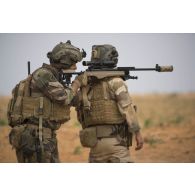 Un commando parachutiste de l'air n°20 (CPA 20) observe le périmètre dans la lunette de son fusil de précision Sako TRG-42 entre Ayorou et Inatès, au Niger.