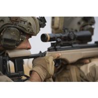 Un commando parachutiste de l'air n°20 (CPA 20) observe le périmètre dans la lunette de son fusil de précision Sako TRG-42 entre Ayorou et Inatès, au Niger.