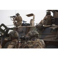 Un commando parachutiste de l'air n°20 (CPA 20) observe le périmètre dans la lunette de son fusil de précision Sako TRG-42 entre Ayorou et Inatès, au Niger.