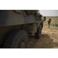 Des commandos parachutistes de l'air n°20 (CPA 20) reconnaissent la zone entre Ayorou et Inatès, au Niger.