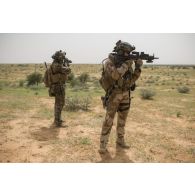 Des commandos parachutistes de l'air n°20 (CPA 20) observent la zone dans le viseur holographique de leur fusil d'assaut HK-416 entre Ayorou et Inatès, au Niger.