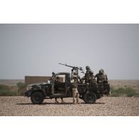 Des soldats nigériens à bord de leur pick-up sécurisent le périmètre à Labbezanga, au Niger.