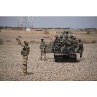 Un soldat guide le placement des véhicules à Labbezanga, au Niger.