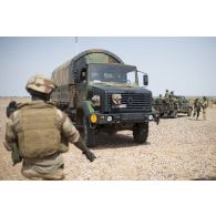 Un soldat guide le placement d'un camion GBC-180 à Labbezanga, au Niger.