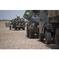 Des soldats nigériens à bord de leur pick-up sécurisent le périmètre à Labbezanga, au Niger.