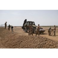 Des sapeurs du 2e régiment étranger de génie (REG) et du 19e régiment du génie (RG) installent du fil de fer barbelé autour du camp de Labbezanga, au Niger.