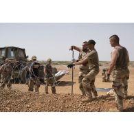 Des sapeurs du 2e régiment étranger de génie (REG) et du 19e régiment du génie (RG) installent du fil de fer barbelé autour du camp de Labbezanga, au Niger.