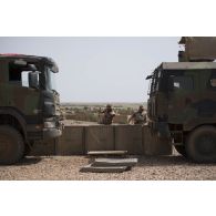 Des sapeurs du 2e régiment du génie (REG) et du 19e régiment du génie (RG) installent des bastion wall autour du camp de Labbezanga, au Niger.